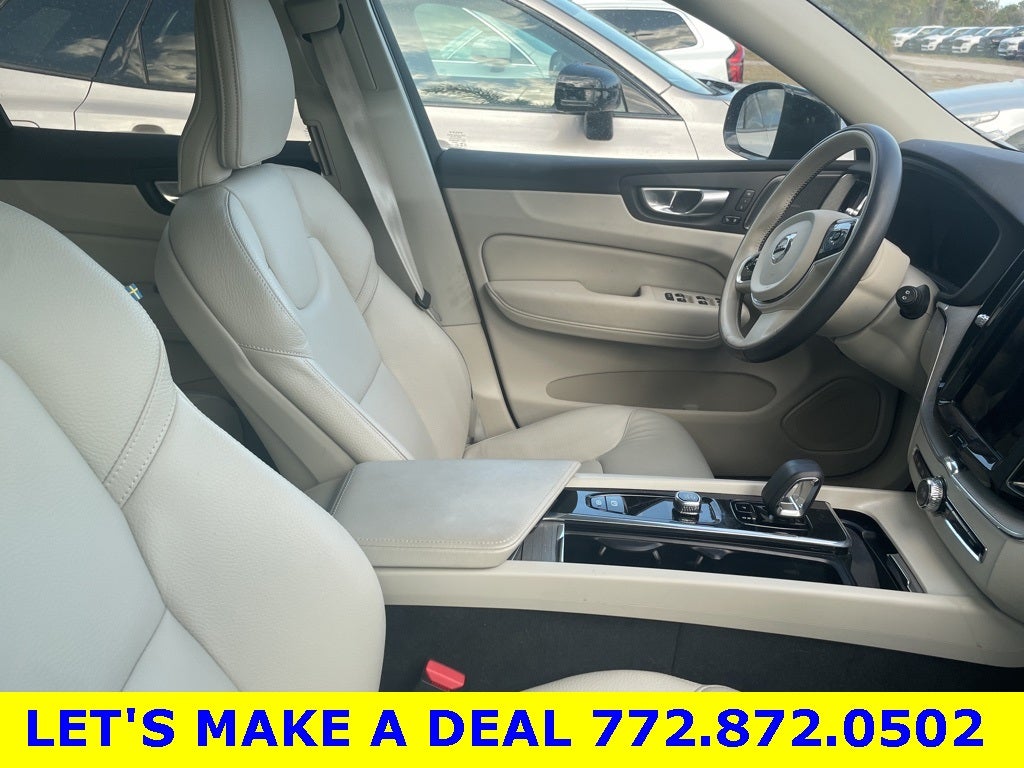 2023 Volvo XC60 B5 Plus Dark Theme