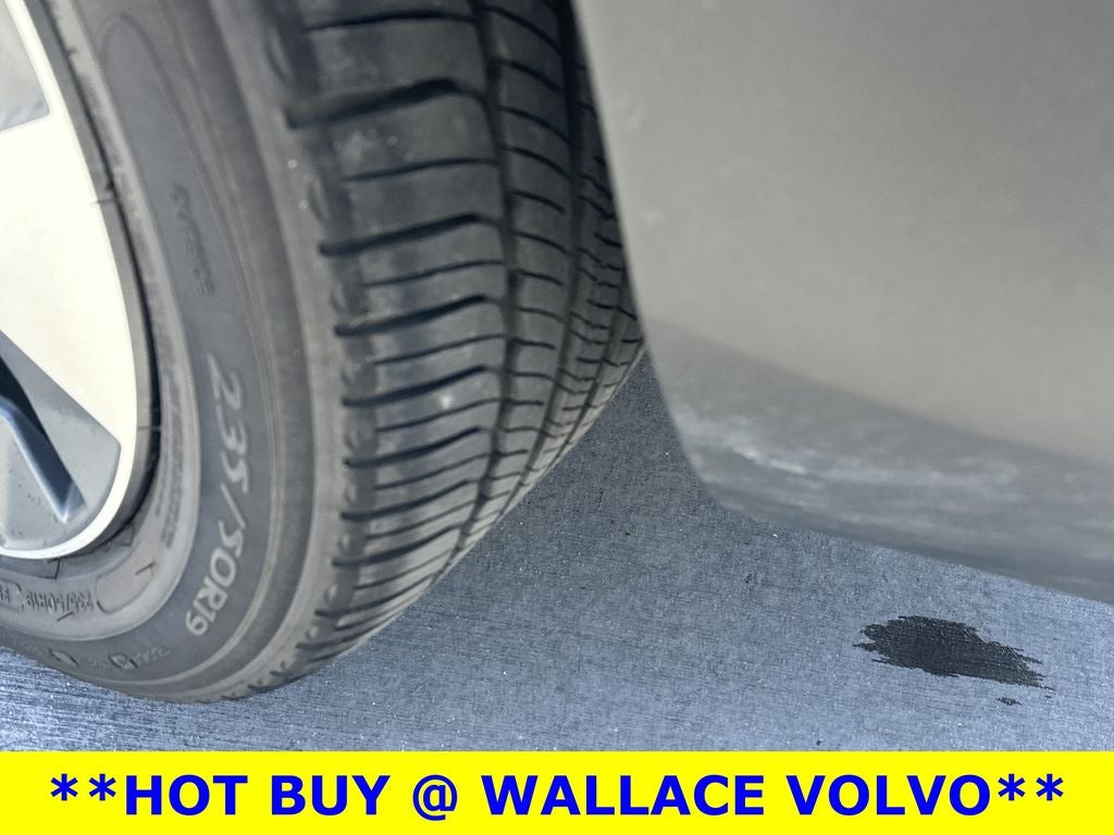 2024 Volvo XC40 B5 Plus Bright Theme