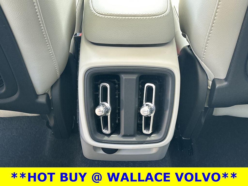 2024 Volvo XC40 B5 Plus Bright Theme