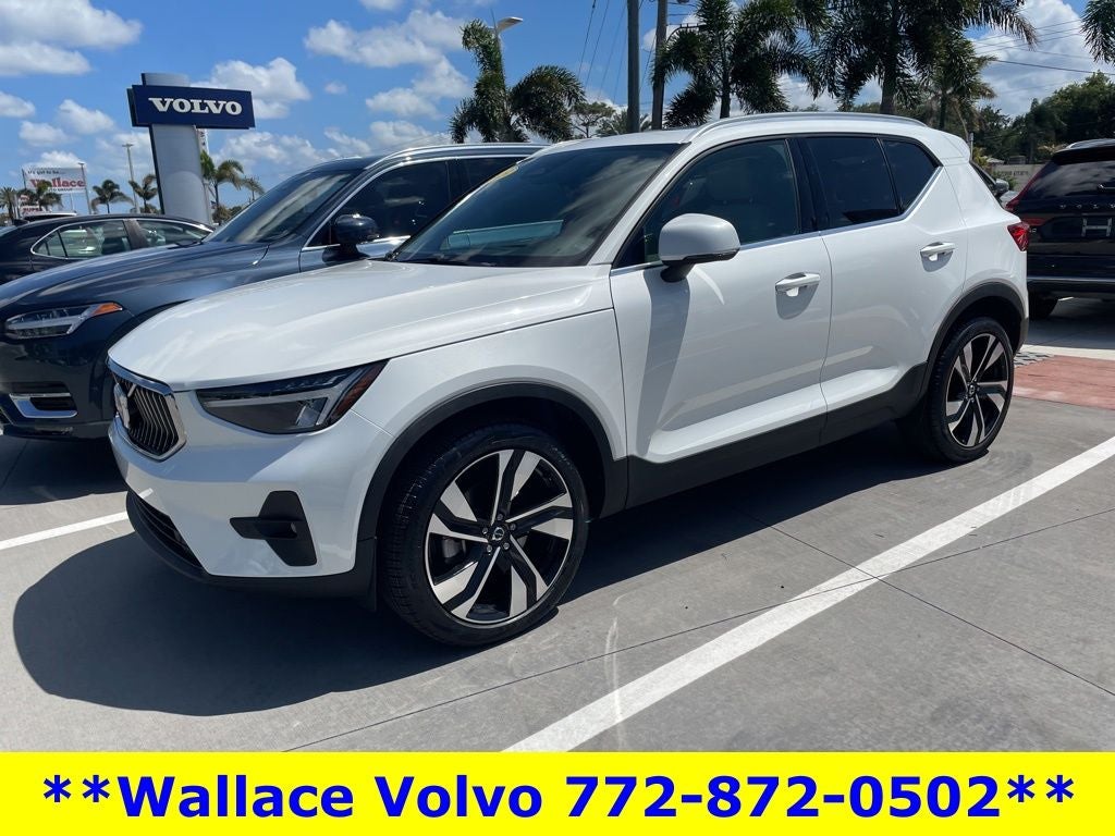 2023 Volvo XC40 B5 Plus Bright Theme