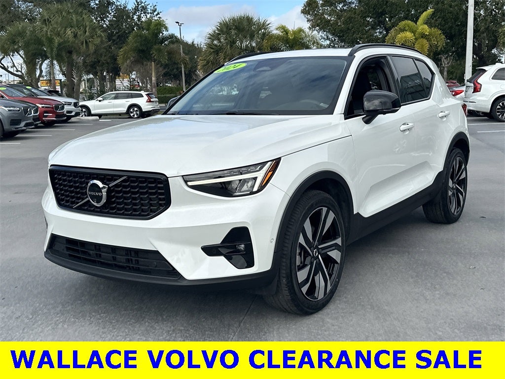2024 Volvo XC40 B5 Plus Dark Theme