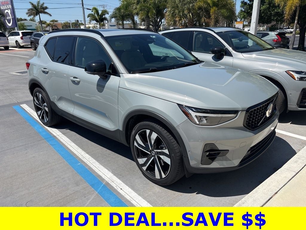 2024 Volvo XC40 B5 Plus Dark Theme