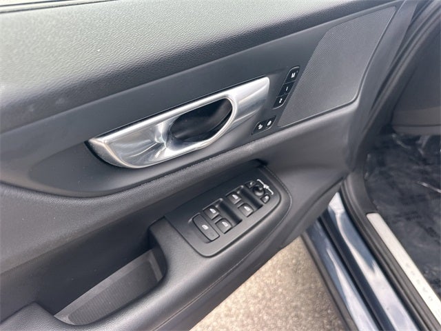 2024 Volvo S60 B5 Core Dark Theme