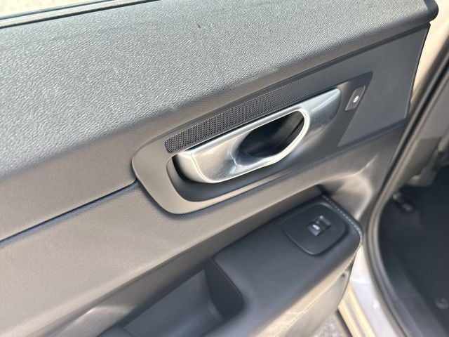 2024 Volvo XC60 B5 Ultimate Dark Theme