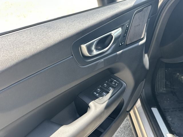 2024 Volvo XC60 B5 Ultimate Dark Theme