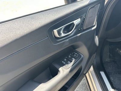 2024 Volvo XC60 B5 Ultimate Dark Theme
