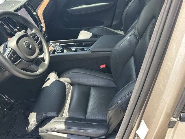 2024 Volvo XC60 B5 Ultimate Dark Theme