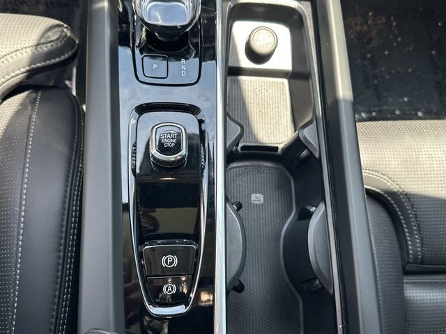 2024 Volvo XC60 B5 Ultimate Dark Theme